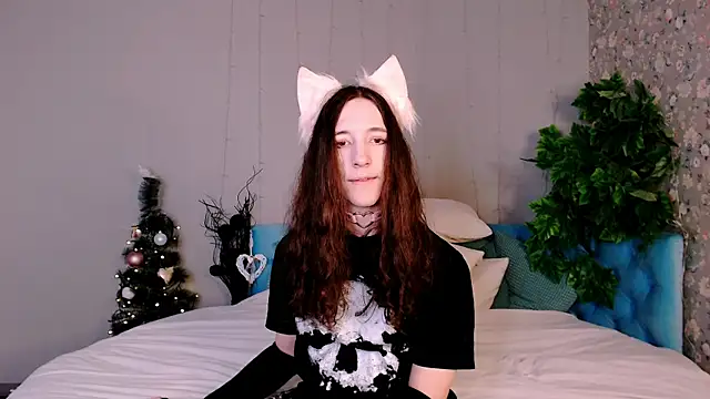 Snapshot of SilverMuse chatting on 12/19/25, 10:06 SilverMuse online show from 12/19/25, 10:06