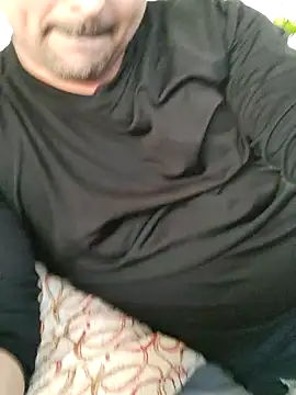 Snapshot of Bradd_32 chatting on 10/28/25, 05:04 Bradd 32 online show from 10/28/25, 05:04