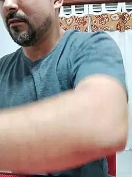 Snapshot of Bradd_32 chatting on 11/10/25, 01:48 Bradd 32 online show from 11/10/25, 01:48