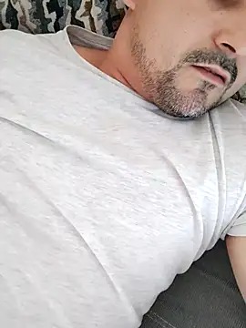 Snapshot of Bradd_32 chatting on 11/17/25, 04:57 Bradd 32 online show from 11/17/25, 04:57