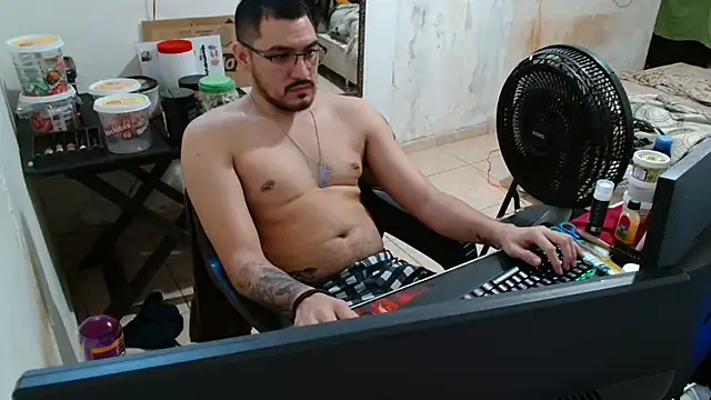 Snapshot of Leonino231 chatting on 11/07/25, 04:18 Leonino231 online show from 11/07/25, 04:18