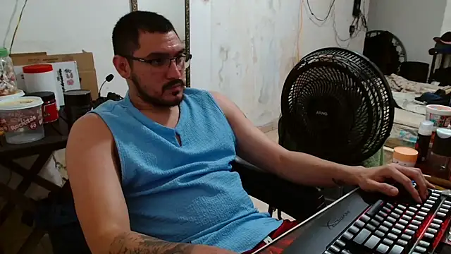 Snapshot of Leonino231 chatting on 11/17/25, 01:00 Leonino231 online show from 11/17/25, 01:00