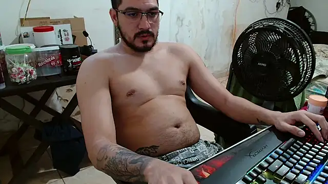 Snapshot of Leonino231 chatting on 11/24/25, 03:45 Leonino231 online show from 11/24/25, 03:45