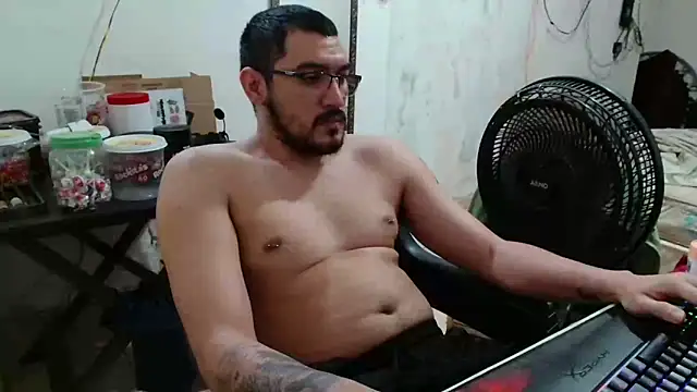 Snapshot of Leonino231 chatting on 11/25/25, 04:18 Leonino231 online show from 11/25/25, 04:18