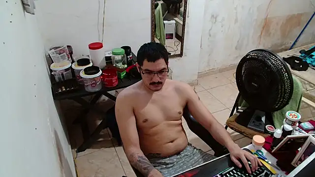 Snapshot of Leonino231 chatting on 12/17/25, 04:13 Leonino231 online show from 12/17/25, 04:13