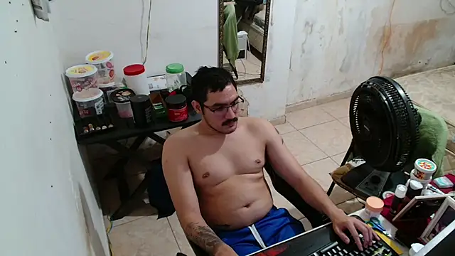 Snapshot of Leonino231 chatting on 12/18/25, 04:18 Leonino231 online show from 12/18/25, 04:18