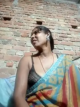 Snapshot of Savita992 chatting on 10/16/25, 10:44 Savita992 online show from 10/16/25, 10:44