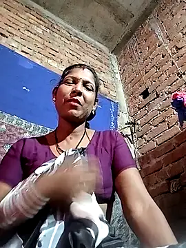 Snapshot of Savita992 chatting on 10/28/25, 05:22 Savita992 online show from 10/28/25, 05:22