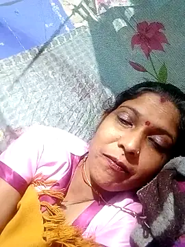 Snapshot of Savita992 chatting on 11/20/25, 05:45 Savita992 online show from 11/20/25, 05:45