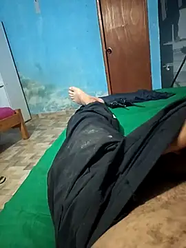 Snapshot of Frank0021 chatting on 10/30/25, 02:24 Frank0021 online show from 10/30/25, 02:24