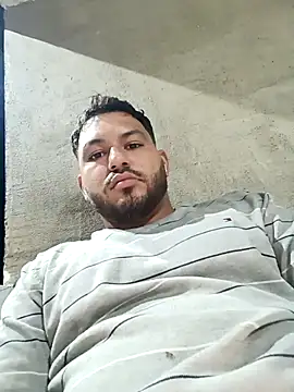 Snapshot of Frank0021 chatting on 11/21/25, 01:37 Frank0021 online show from 11/21/25, 01:37