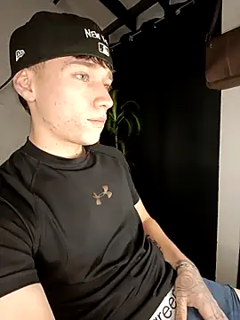 Snapshot of Logan_sixxer chatting on 09/20/25, 10:44 Logan sixxer online show from 09/20/25, 10:44