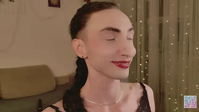 Snapshot of Queen_of_tease chatting on 04/11/26, 04:17 Queen of tease online show from 04/11/26, 04:17