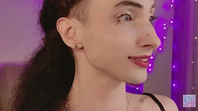 Snapshot of Queen_of_tease chatting on 04/18/26, 04:00 Queen of tease online show from 04/18/26, 04:00