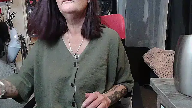 Snapshot of Mistress-Ivy51 chatting on 10/28/25, 05:44 Mistress-Ivy51 online show from 10/28/25, 05:44