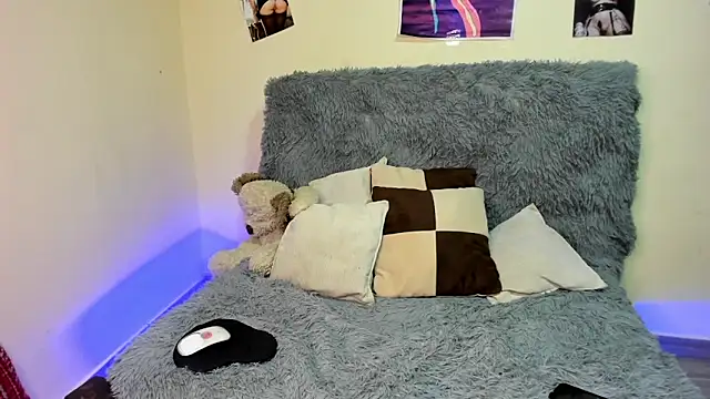 Snapshot of _viollette_ chatting on 10/17/25, 10:56  viollette  online show from 10/17/25, 10:56