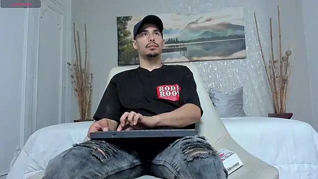 Snapshot of loghan_fox chatting on 09/24/25, 03:32 loghan fox online show from 09/24/25, 03:32