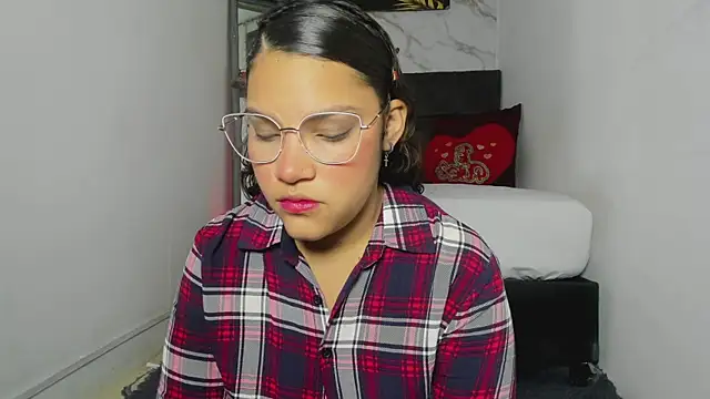 Snapshot of aly_n_sebas chatting on 10/04/25, 11:52 aly n sebas online show from 10/04/25, 11:52