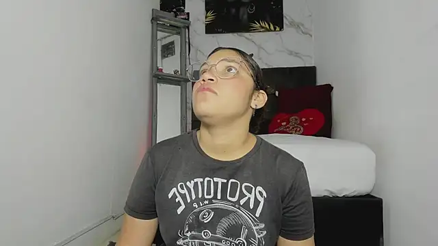 Snapshot of aly_n_sebas chatting on 10/05/25, 12:14 aly n sebas online show from 10/05/25, 12:14