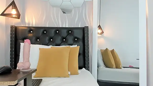 lucia-cute online show from 10/04/25, 01:42