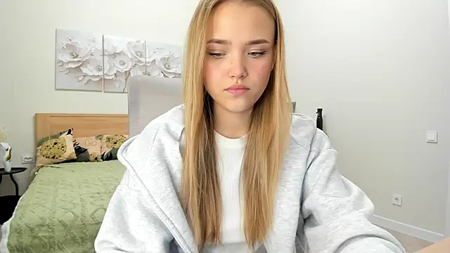 Snapshot of flooora_0 chatting on 12/23/25, 02:31 flooora 0 online show from 12/23/25, 02:31