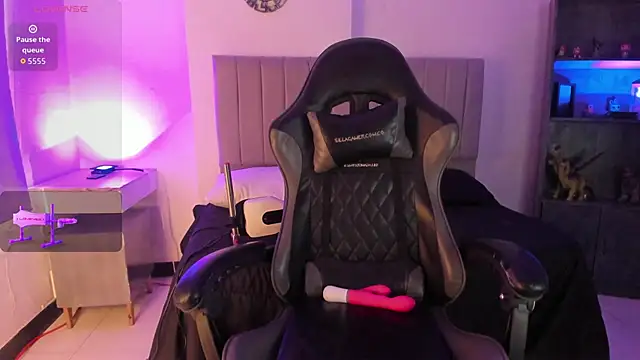 Snapshot of Scarlett21__ chatting on 12/19/25, 06:15 Scarlett21 online show from 12/19/25, 06:15