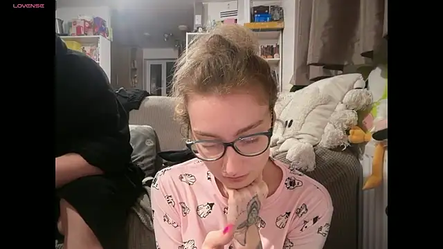 Snapshot of harleyblair chatting on 04/16/26, 10:01 harleyblair online show from 04/16/26, 10:01