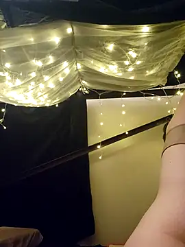 Snapshot of VeiledMuse chatting on 10/16/25, 01:06 VeiledMuse online show from 10/16/25, 01:06