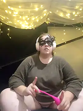 Snapshot of VeiledMuse chatting on 11/10/25, 02:21 VeiledMuse online show from 11/10/25, 02:21