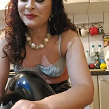 Snapshot of ShineBright88 chatting on 11/10/25, 08:41 ShineBright88 online show from 11/10/25, 08:41