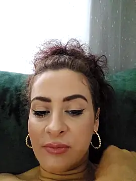 Snapshot of ShineBright88 chatting on 11/14/25, 01:10 ShineBright88 online show from 11/14/25, 01:10