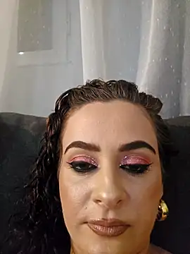 Snapshot of ShineBright88 chatting on 11/19/25, 08:31 ShineBright88 online show from 11/19/25, 08:31