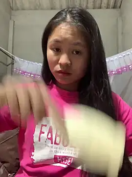 Snapshot of NhuFox chatting on 12/17/25, 01:06 NhuFox online show from 12/17/25, 01:06