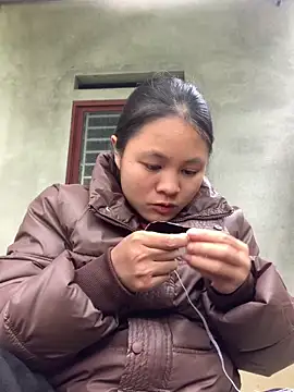 Snapshot of NhuFox chatting on 12/18/25, 06:19 NhuFox online show from 12/18/25, 06:19