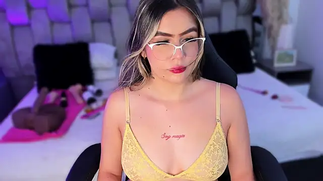 Snapshot of Samarafernandez chatting on 10/04/25, 03:48 Samarafernandez online show from 10/04/25, 03:48