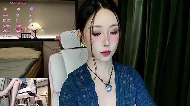 Snapshot of AYW-21 chatting on 10/30/25, 12:39 AYW-21 online show from 10/30/25, 12:39