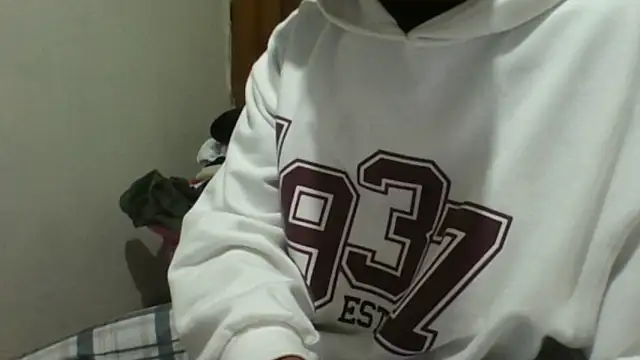 Snapshot of Leus1 chatting on 01/07/26, 04:37 Leus1 online show from 01/07/26, 04:37