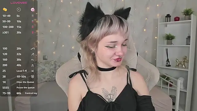 Tori Cutie online show from 10/18/25, 12:24