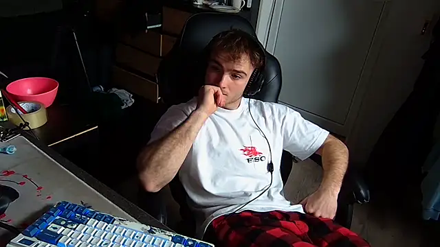 Snapshot of Rudi2007Eye chatting on 04/01/26, 09:10 Rudi2007Eye online show from 04/01/26, 09:10