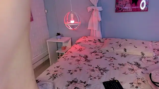 Hannahpage online show from 12/03/25, 12:36