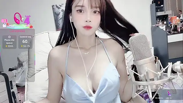 Snapshot of twlilybae chatting on 03/17/26, 12:08 twlilybae online show from 03/17/26, 12:08
