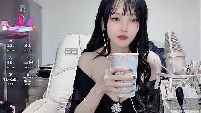 Snapshot of twlilybae chatting on 04/01/26, 11:44 twlilybae online show from 04/01/26, 11:44
