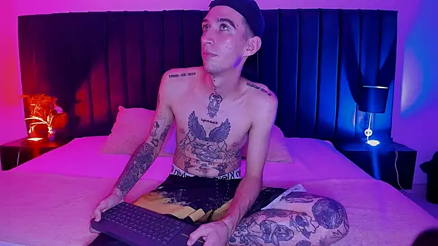 Snapshot of dominik_thompson777 chatting on 09/24/25, 04:16 dominik thompson777 online show from 09/24/25, 04:16