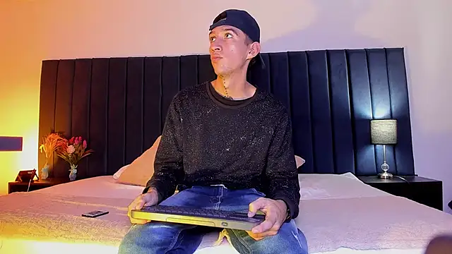 Snapshot of dominik_thompson777 chatting on 10/03/25, 03:58 dominik thompson777 online show from 10/03/25, 03:58