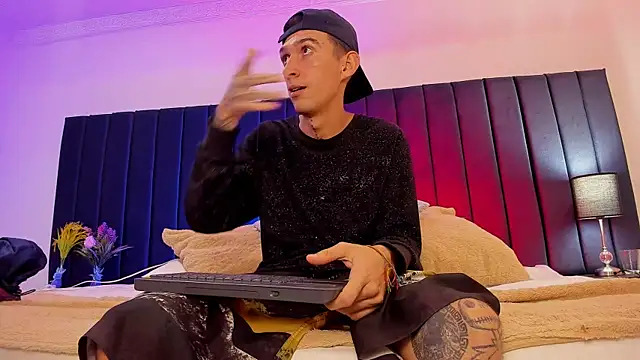 Snapshot of dominik_thompson777 chatting on 10/06/25, 07:28 dominik thompson777 online show from 10/06/25, 07:28