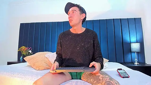 Snapshot of dominik_thompson777 chatting on 10/11/25, 06:45 dominik thompson777 online show from 10/11/25, 06:45