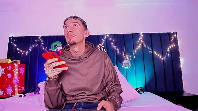 Snapshot of dominik_thompson777 chatting on 11/24/25, 05:29 dominik thompson777 online show from 11/24/25, 05:29