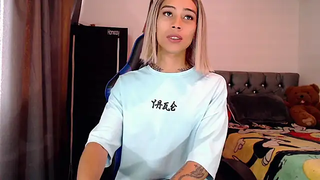 Snapshot of Sweet-Cris chatting on 09/29/25, 03:17 Sweet-Cris online show from 09/29/25, 03:17