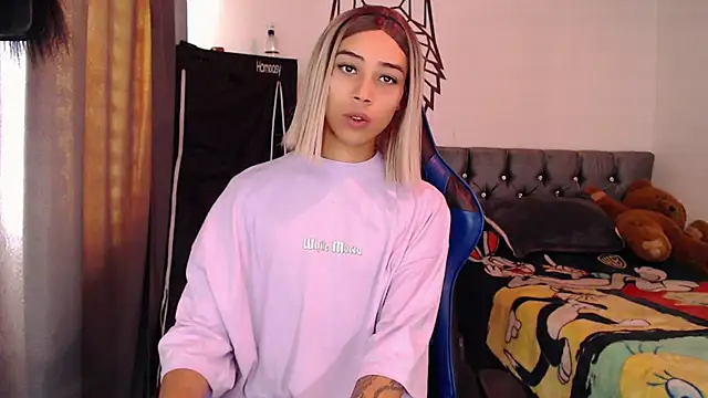 Snapshot of Sweet-Cris chatting on 10/02/25, 02:13 Sweet-Cris online show from 10/02/25, 02:13