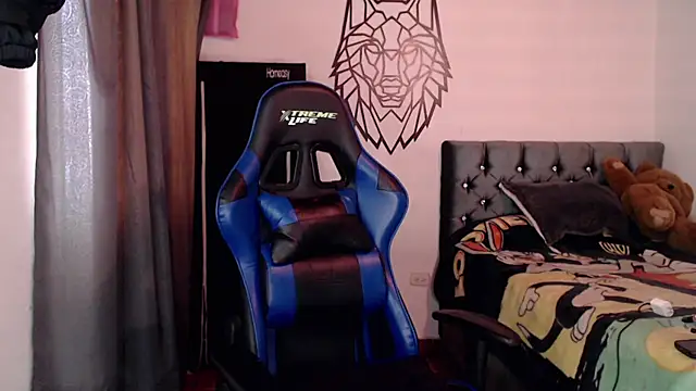 Snapshot of Sweet-Cris chatting on 10/15/25, 02:28 Sweet-Cris online show from 10/15/25, 02:28